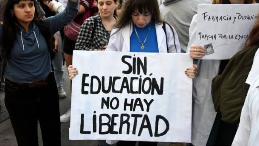 Con la motosierra el presupuesto para Educaci&oacute;n y Cultura cay&oacute; casi 46%