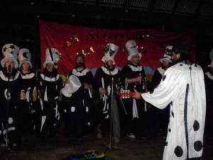Un fog&oacute;n para dar calor a la lucha popular