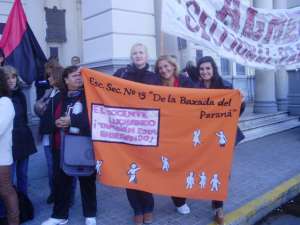 Docentes y estudiantes de Paran&aacute; les dan clases a los funcionarios