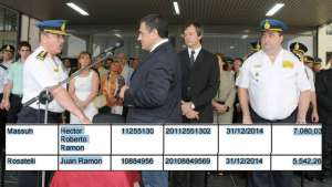 El vicegobernador y vicepresidente del PJ de Entre R&iacute;os, Jos&eacute; C&aacute;ceres, tom&aacute;ndole juramento a Massuh (izq.) en diciembre de 2011. Ad&aacute;n Bahl y Rosatelli miran la escena (der.).