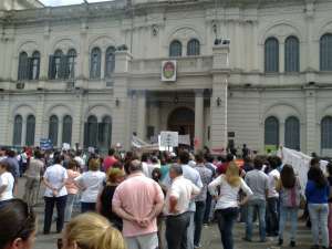 Son los salarios de pobreza, est&uacute;pido