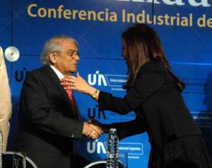 Un abrazo con H&eacute;ctor M&eacute;ndez de la UIA.