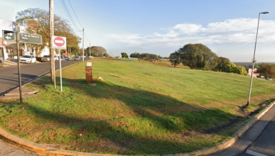El terreno est&aacute; ubicado a metros del Patito Sirir&iacute;, sobre calle Alberti, entre Gregoria Matorras y De La Torre y Vera.