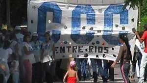 Trabajadores Desocupados golpean puertas por herramientas, el Ministro Ramos no atiende.