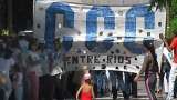 Trabajadores Desocupados golpean puertas por herramientas, el Ministro Ramos no atiende.