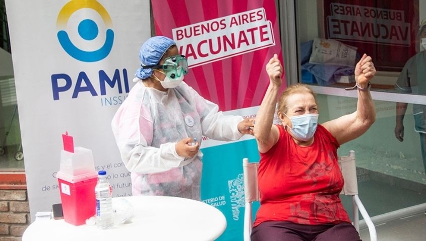 Informe de El País de España destaca el nivel de vacunación alcanzado en Argentina y la región