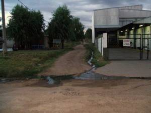 Las aguas servidas derramandose en la v&iacute;a p&uacute;blica.
