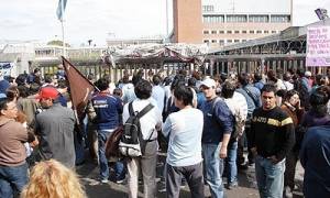 De pie contra un gigante multinacional