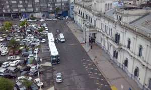 &ldquo;Pedimos trabajo, atr&aacute;s de los micros&rdquo;