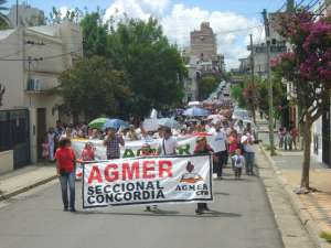 Miles de docentes caminan las calles pidiendo aumento salarial